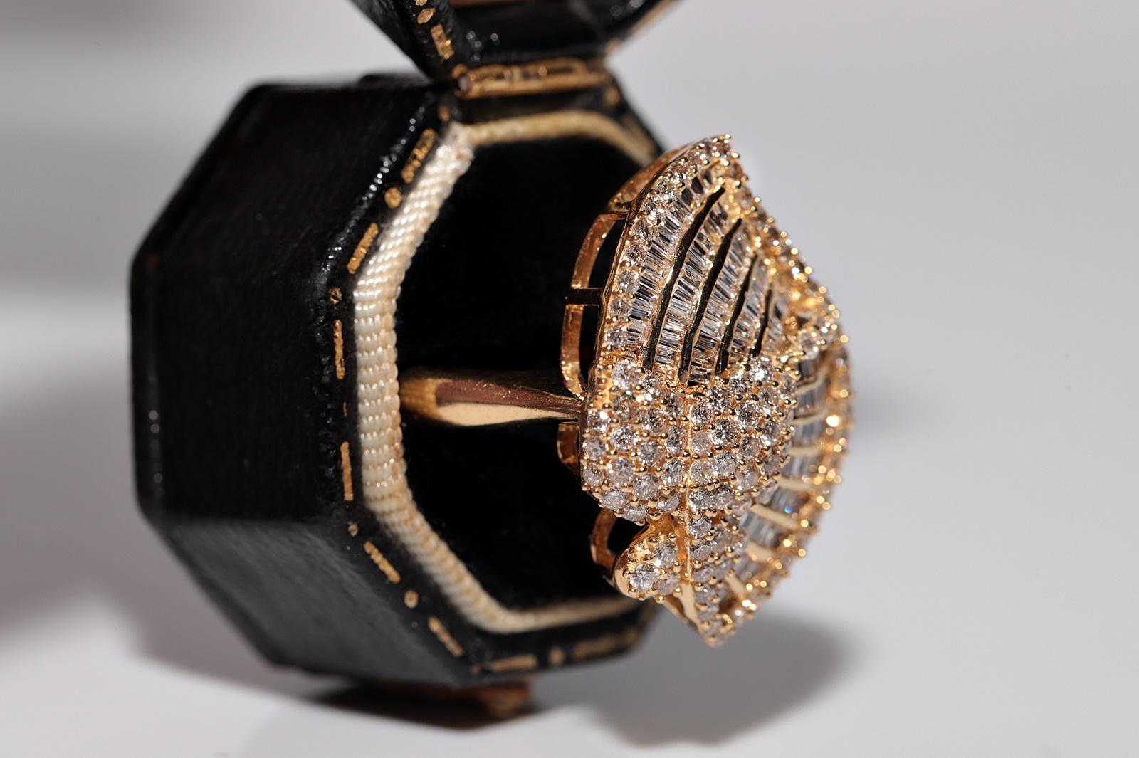 Vintage Circa 1990er Jahre 18k Gold natürlicher Diamant  Dekorierter Cluster-Ring im Angebot 1