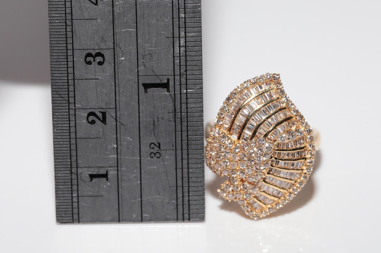 Vintage Circa 1990er Jahre 18k Gold natürlicher Diamant  Dekorierter Cluster-Ring im Angebot 3