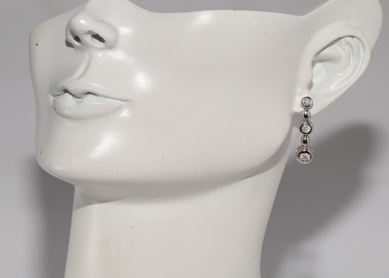Vintage Circa 1990er Jahre 18k Gold Natürlicher Diamant Dekorierter Tropfenohrring im Angebot 8