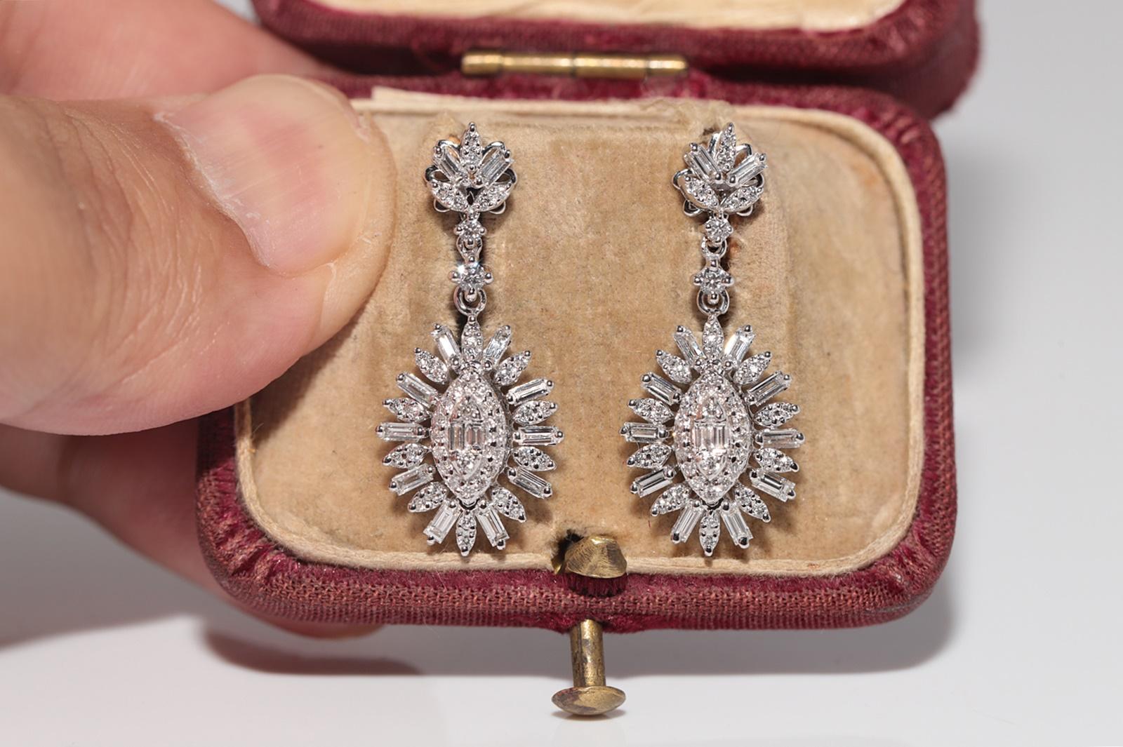 Vintage Circa 1990er Jahre 18k Gold Natürlicher Diamant Dekorierter Tropfenohrring (Kunsthandwerker*in) im Angebot