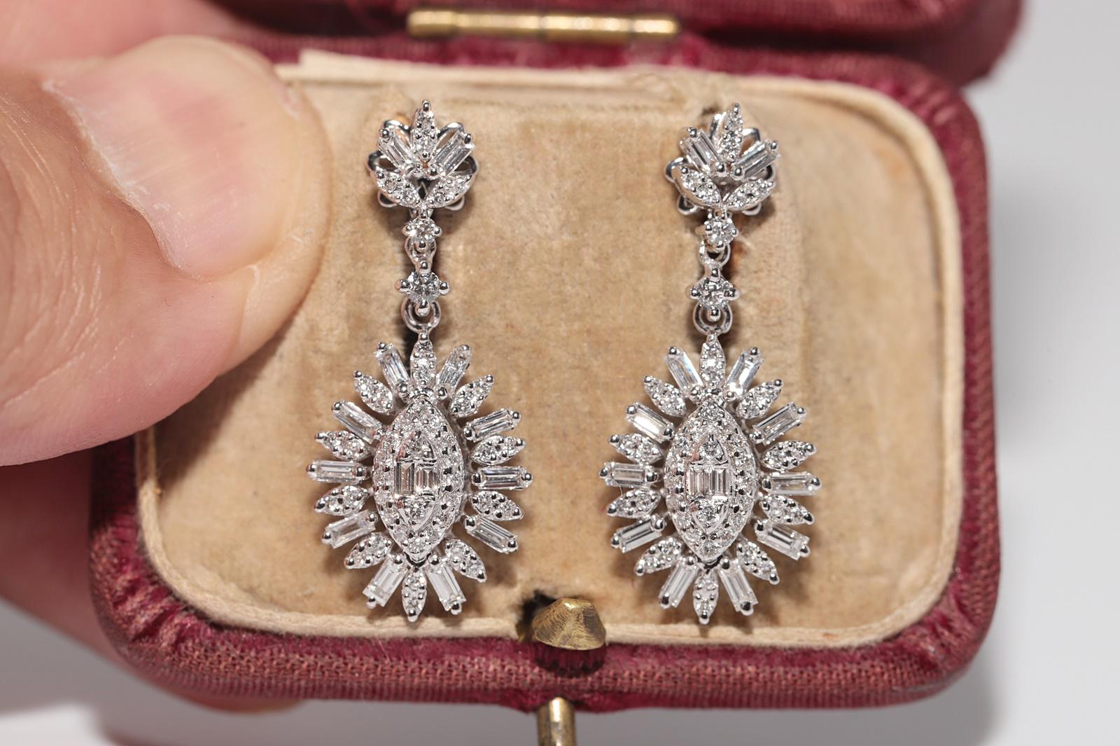 Vintage Circa 1990er Jahre 18k Gold Natürlicher Diamant Dekorierter Tropfenohrring (Baguetteschliff) im Angebot