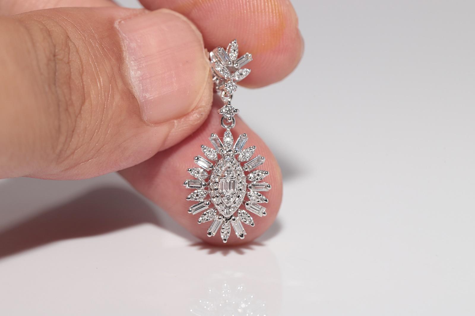 Vintage Circa 1990er Jahre 18k Gold Natürlicher Diamant Dekorierter Tropfenohrring im Angebot 1
