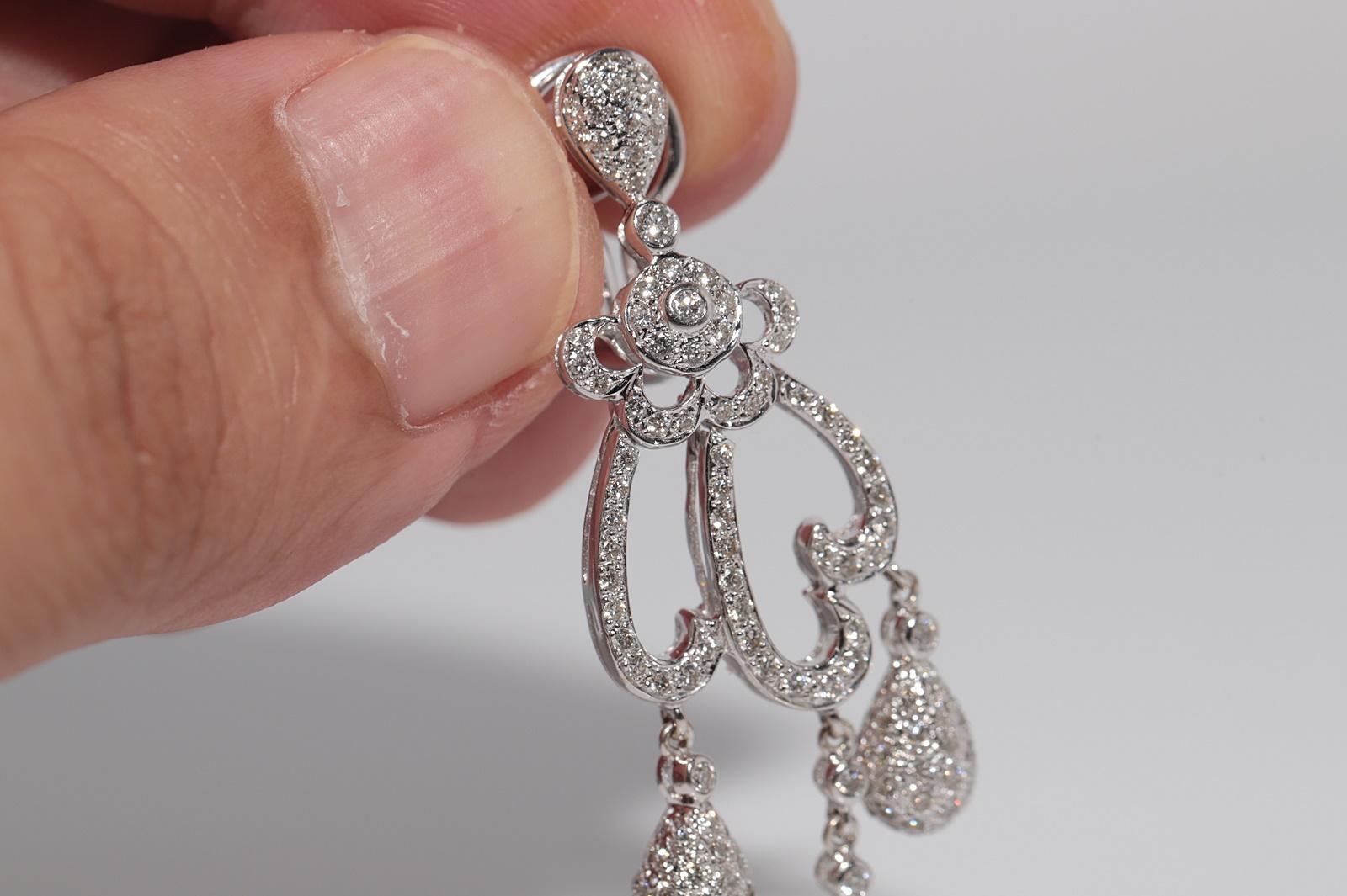 Vintage Circa 1990er Jahre 18k Gold Natürlicher Diamant Dekorierter Tropfenohrring im Angebot 1