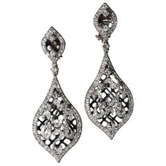 Orecchini a goccia decorati con diamanti naturali in oro 18k, vintage, anni 
90 circa.