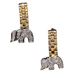 Vintage Circa 1990 Boucles d
oreilles pendantes éléphant en or 18k ornées de diamants naturels