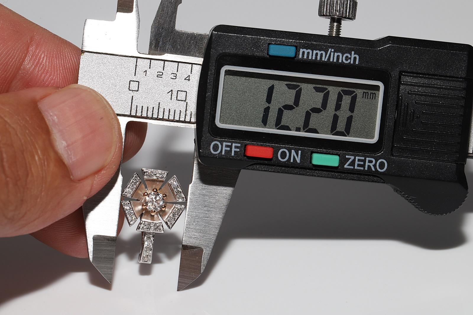 Vintage Circa 1990er Jahre Ohrring aus 18 Karat Gold mit natürlichen Diamanten und verzierten Blumen im Angebot 4