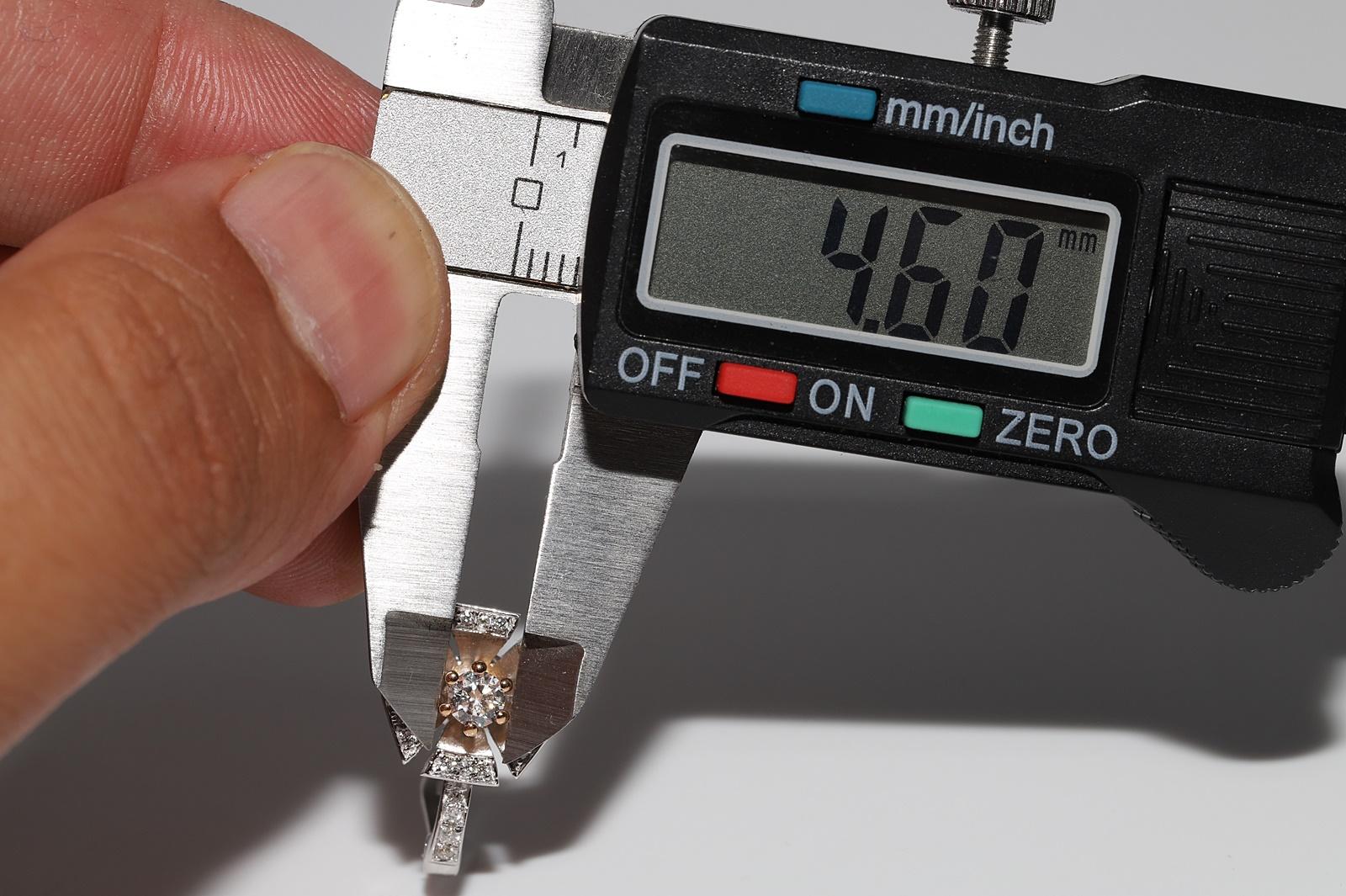 Vintage Circa 1990er Jahre Ohrring aus 18 Karat Gold mit natürlichen Diamanten und verzierten Blumen im Angebot 5