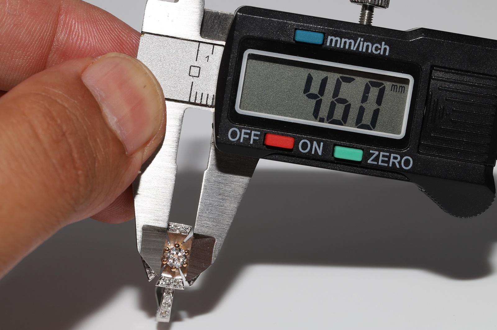 Vintage Circa 1990er Jahre Ohrring aus 18 Karat Gold mit natürlichen Diamanten und verzierten Blumen im Angebot 6