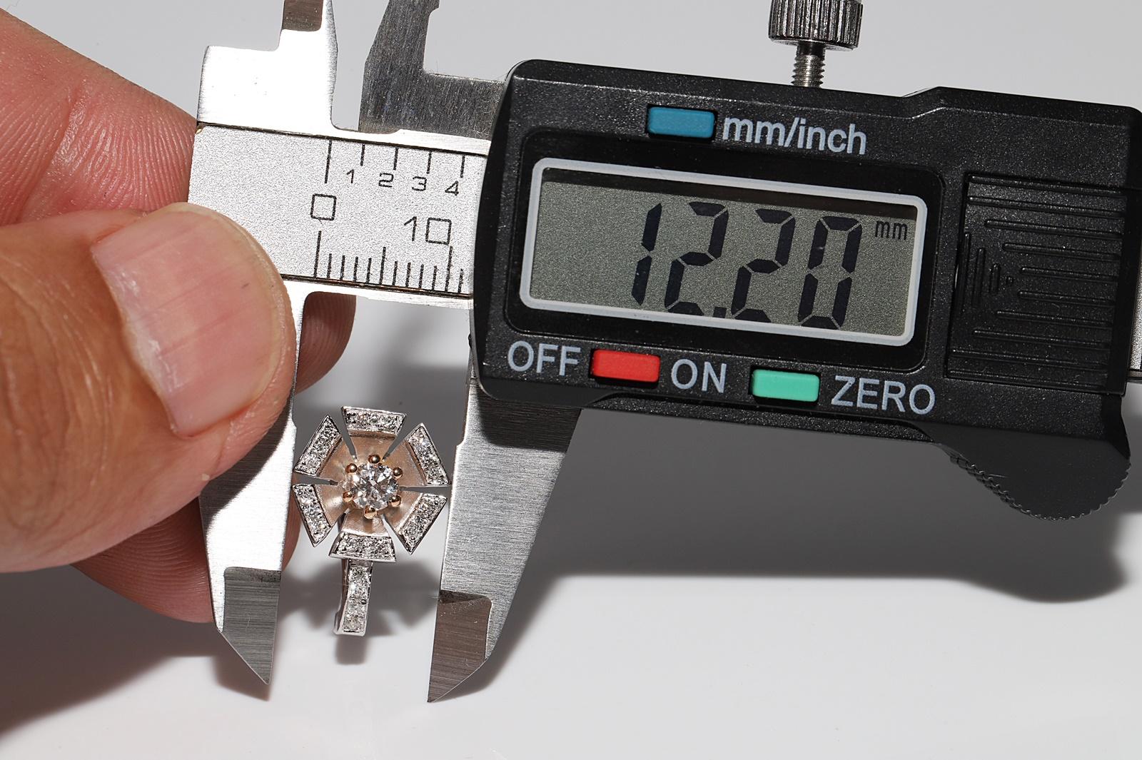 Vintage Circa 1990er Jahre Ohrring aus 18 Karat Gold mit natürlichen Diamanten und verzierten Blumen im Angebot 11