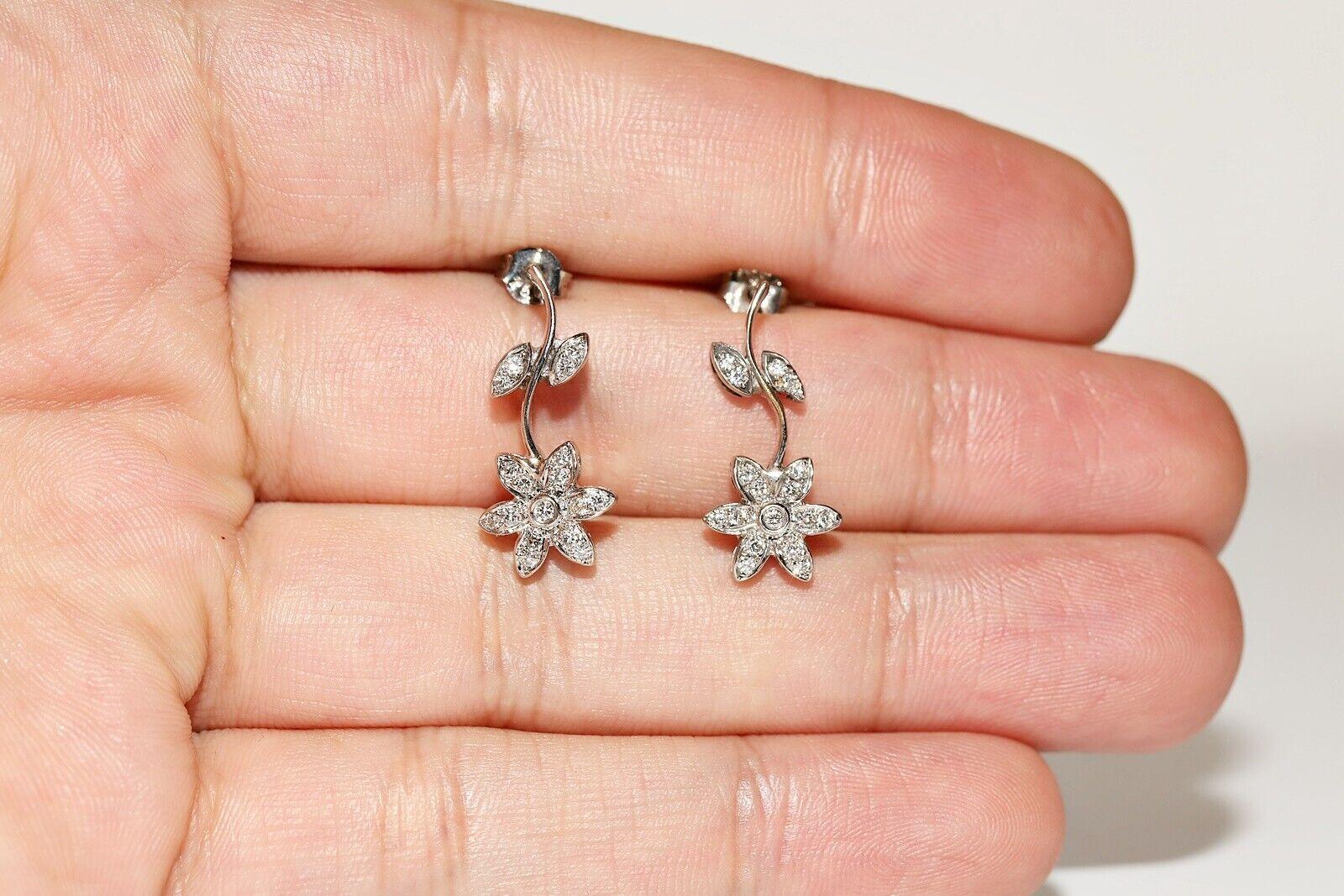 Vintage Circa 1990er Jahre Ohrring aus 18 Karat Gold mit natürlichen Diamanten und verzierten Blumen im Angebot 2