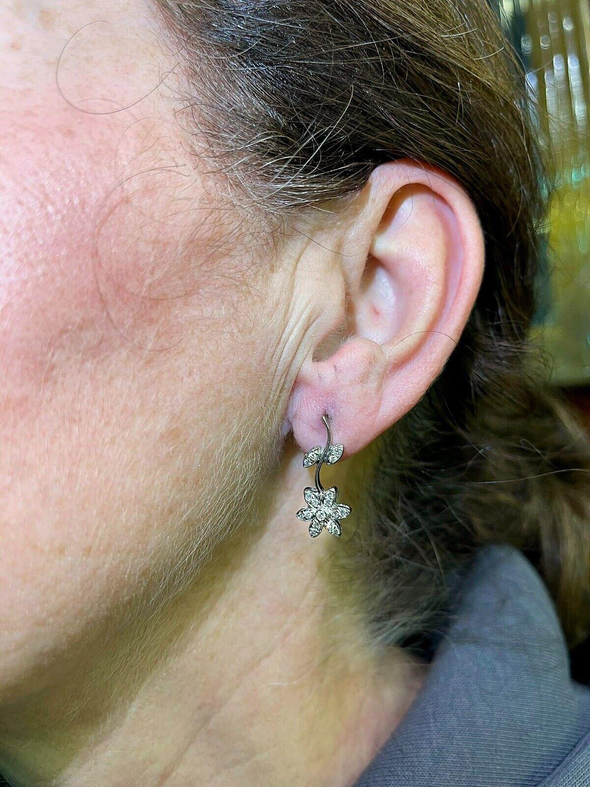 Vintage Circa 1990er Jahre Ohrring aus 18 Karat Gold mit natürlichen Diamanten und verzierten Blumen im Angebot 3