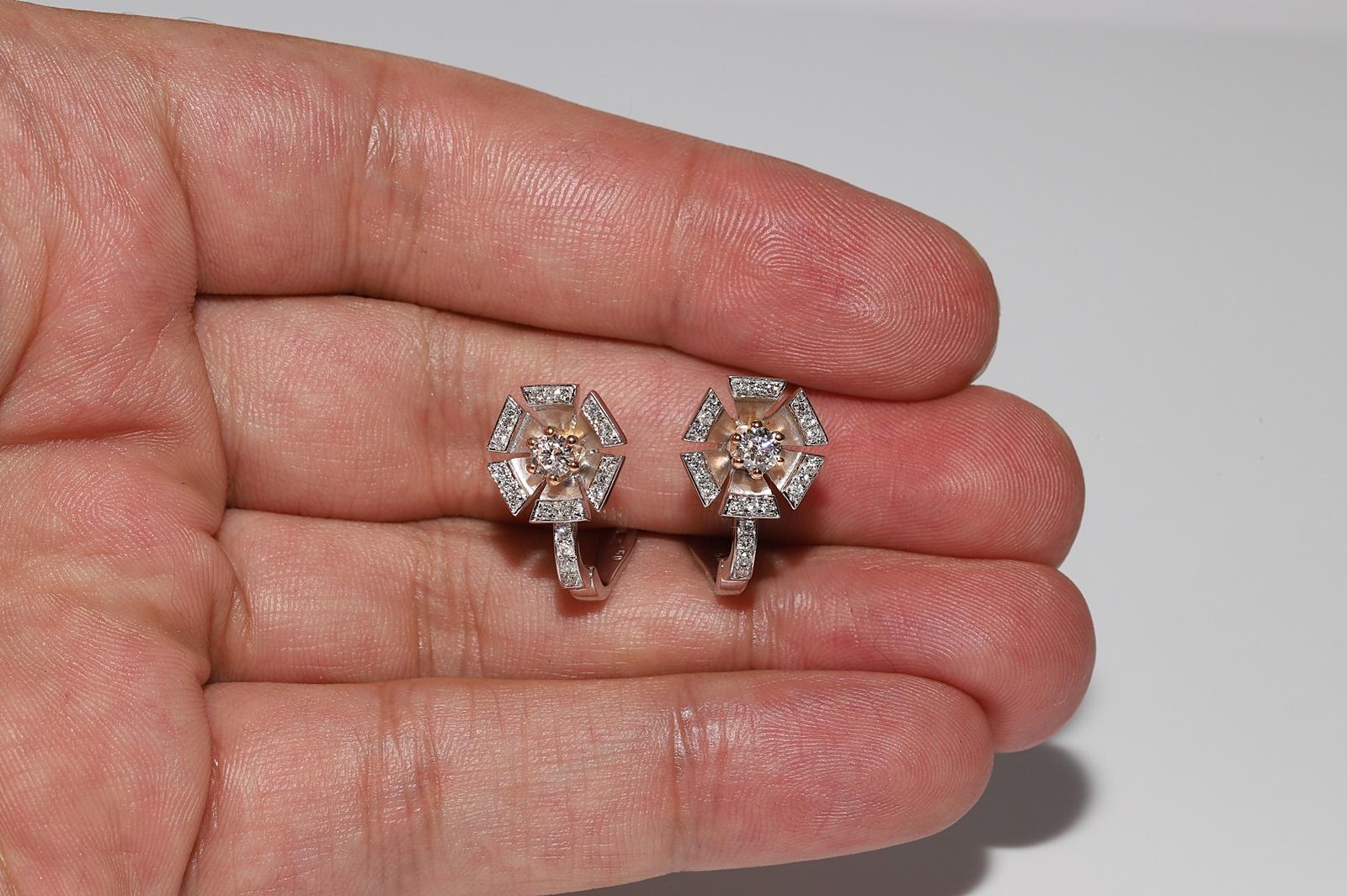 Vintage Circa 1990er Jahre Ohrring aus 18 Karat Gold mit natürlichen Diamanten und verzierten Blumen im Angebot 3