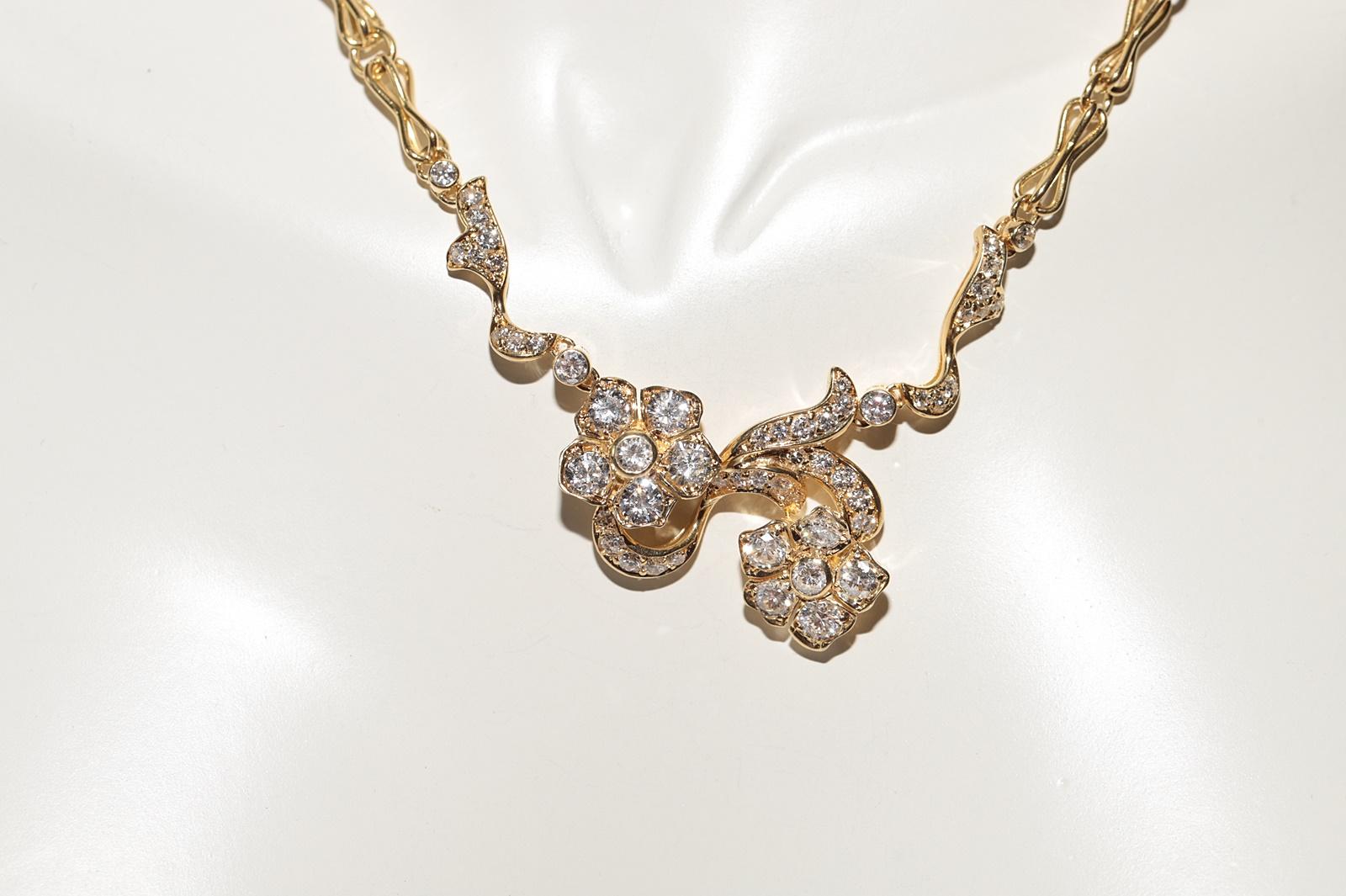 Vintage Circa 1990er Jahre 18k Gold Natürlicher Diamant Dekorierte Blumen Halskette (Brillantschliff) im Angebot