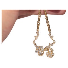 Vintage Circa 1990s 18k Gold Natural Diamond Decorated Flowers Necklace