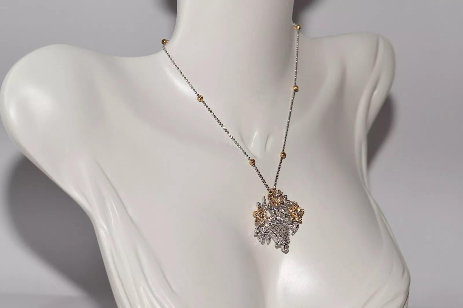Halskette mit Vintage-Anhänger, Vintage, ca. 1990er Jahre, 18 Karat Gold, natürlicher Diamant, dekorierte Blumen (Retro) im Angebot