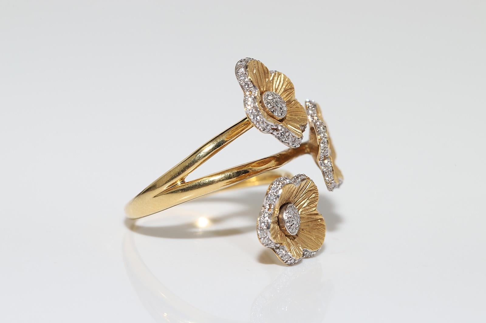Vintage Circa 1990er Jahre 18k Gold Natürlicher Diamant Dekorierter Blumenring mit Blumen (Brillantschliff) im Angebot
