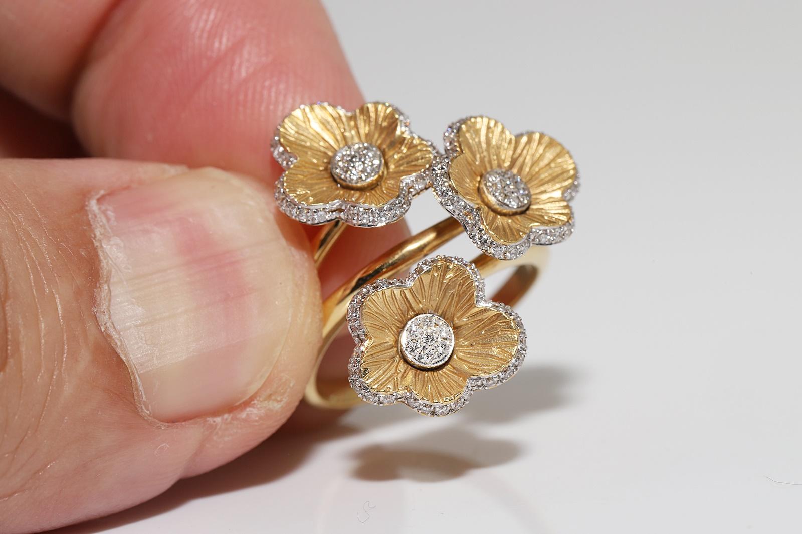 Vintage Circa 1990s 18k Gold Natural Diamond Decorated Flowers Ring For Sale 3
