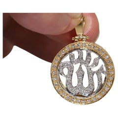 Colgante Vintage Circa 1990s Oro 18k Decorado con Diamantes Naturales Dios Escrito