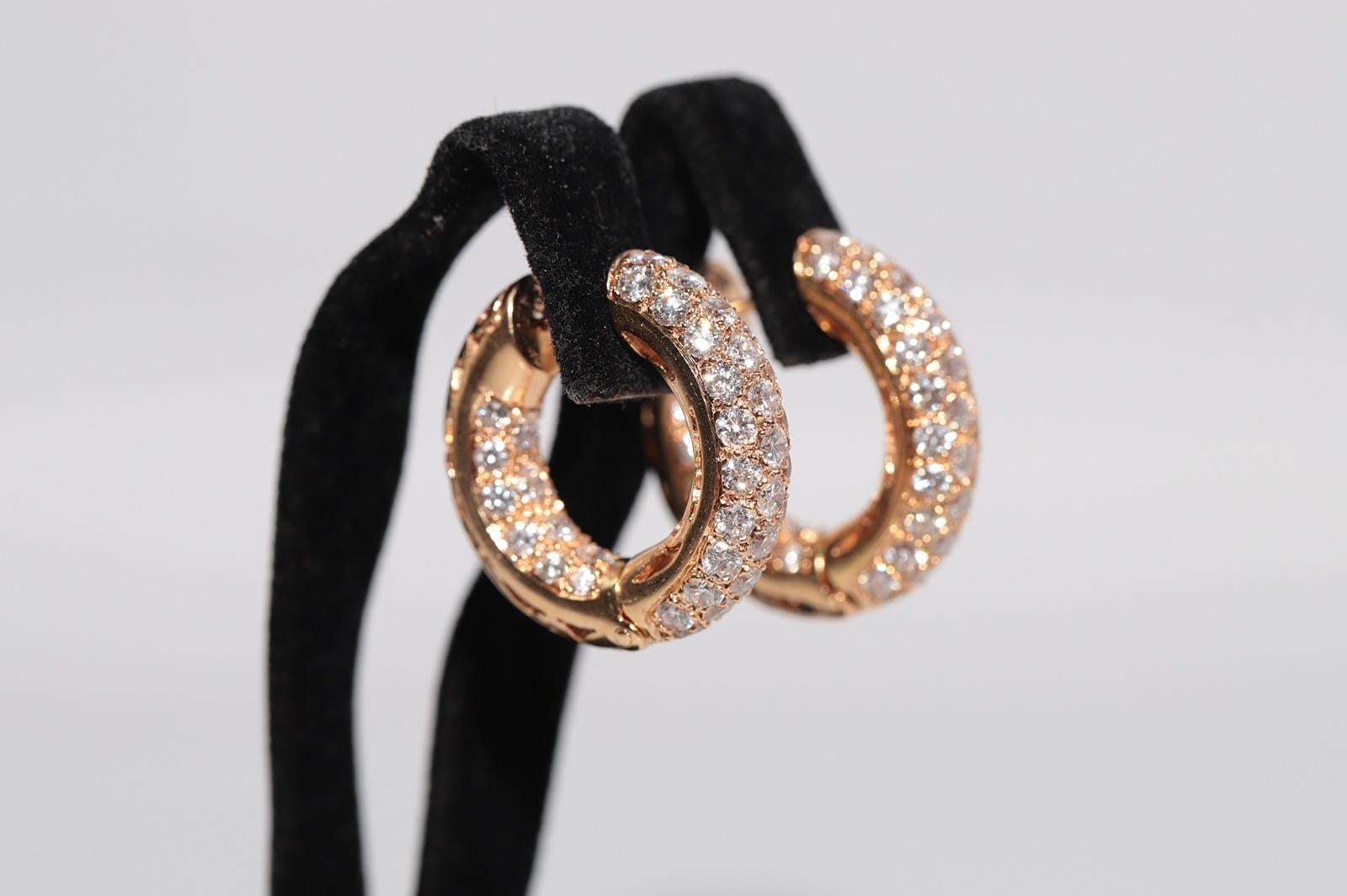 Vintage Circa 1990er Jahre 18k Gold Natürlicher Diamant Dekorierter Creolen-Ohrring im Creolen-Stil (Retro) im Angebot