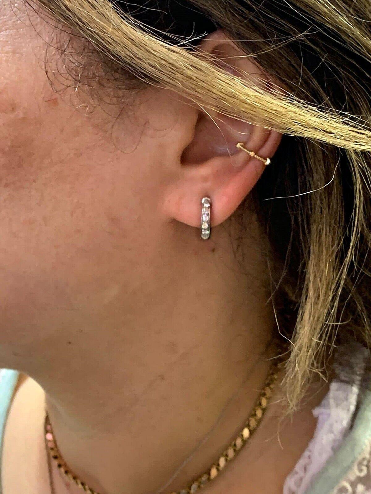 Vintage Circa 1990er Jahre 18k Gold Natürlicher Diamant Dekorierter Creolen-Ohrring im Creolen-Stil (Retro) im Angebot