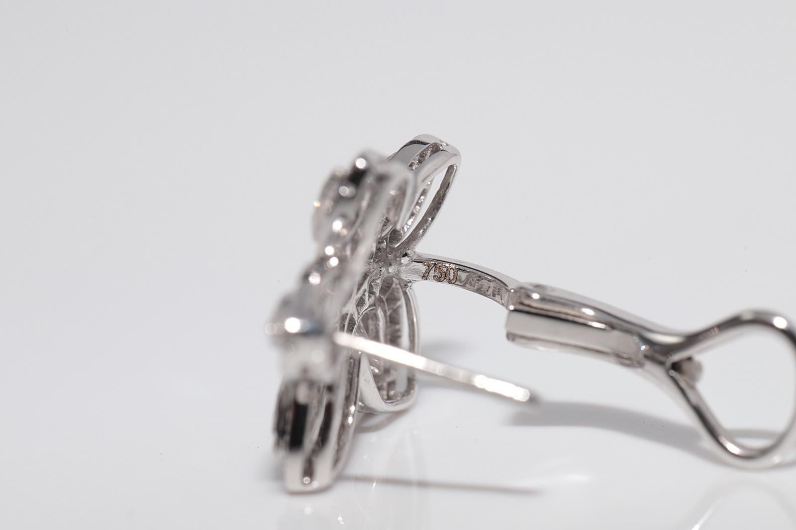 Vintage CIRCA 1990er Jahre 18k Gold natürlichen Diamanten verziert Blatt Design Ohrring im Angebot 1