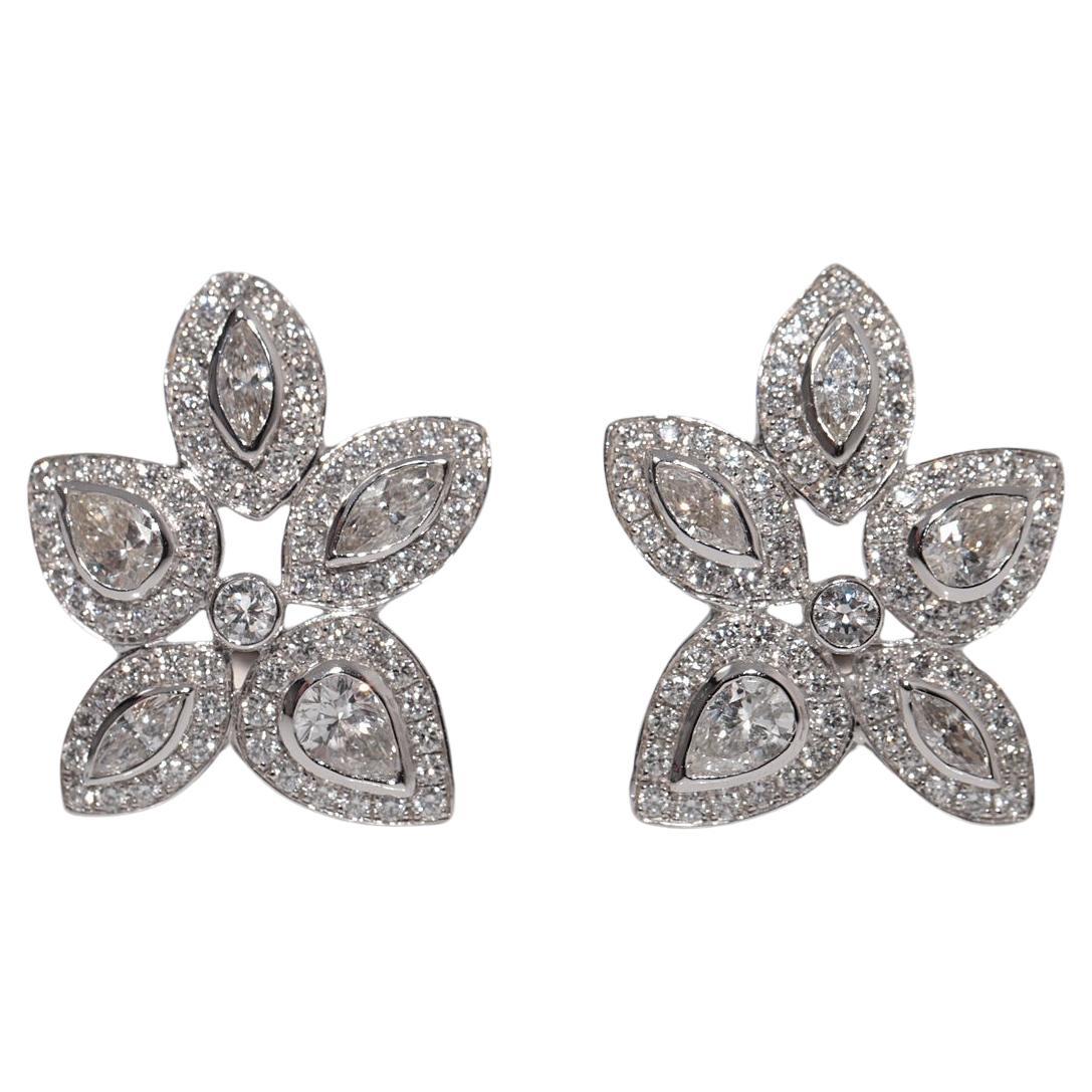 Orecchini d'epoca CIRCA anni '90 in oro 18k con diamanti naturali e decorazioni a forma di foglie