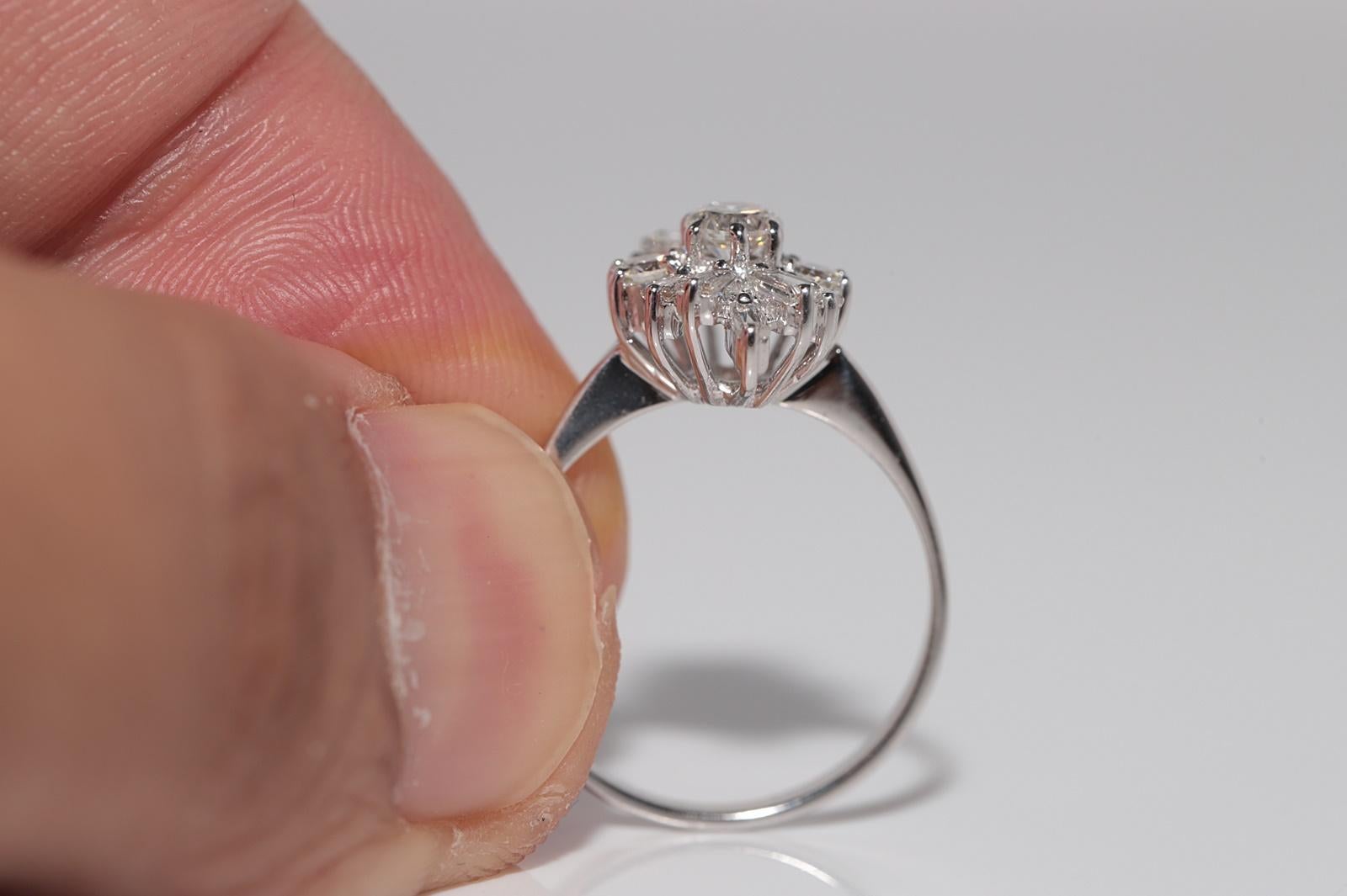 Vintage Circa 1990er Jahre 18k Gold Natürlicher Diamant Dekorierter Navette Ring im Angebot 5