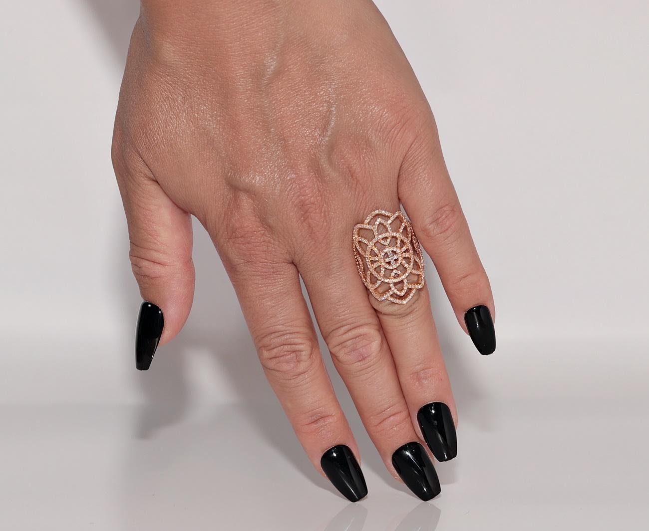 Vintage Circa 1990er Jahre 18k Gold Natürlicher Diamant Dekorierter Navette Ring im Angebot 6