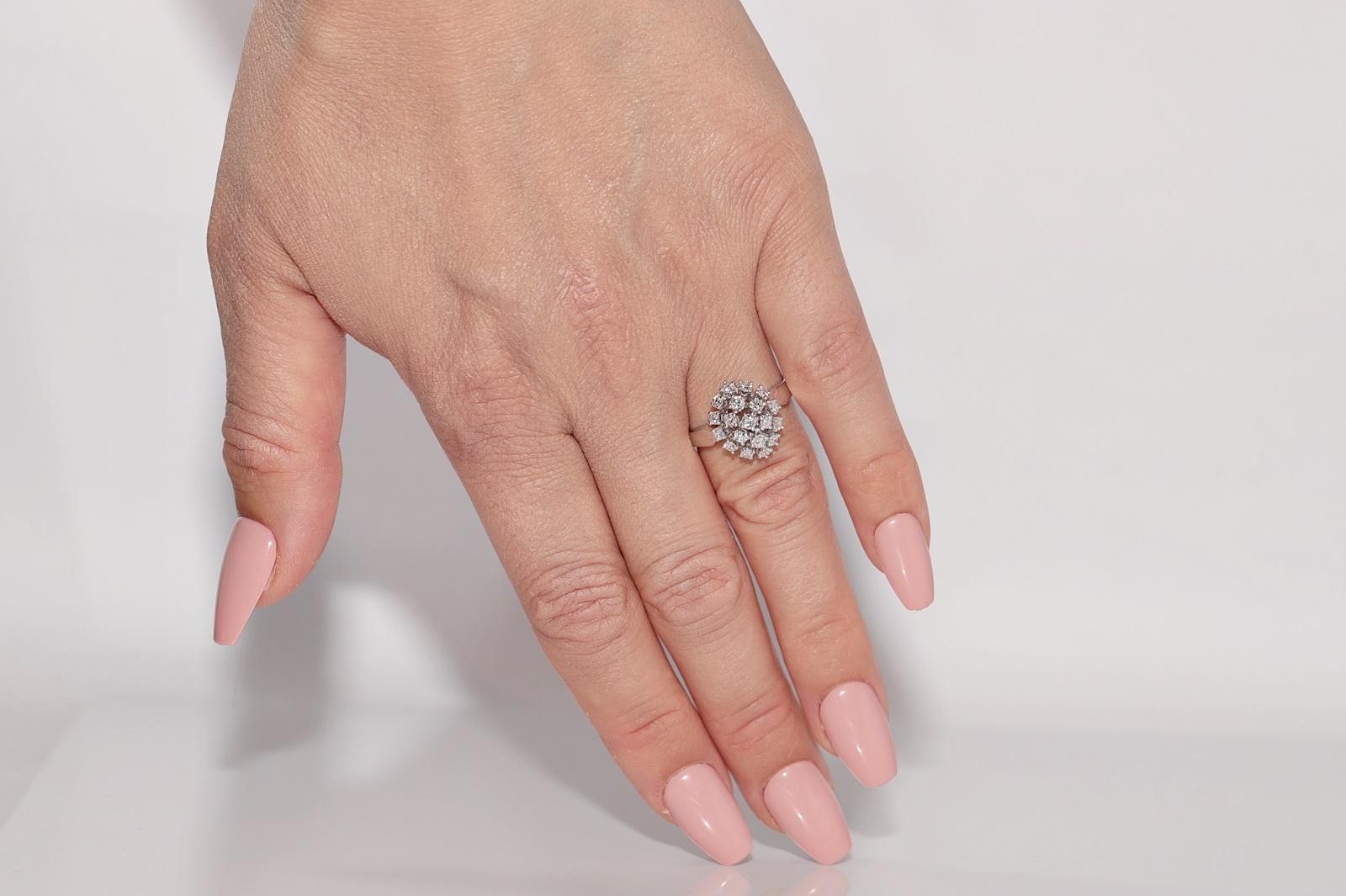 Vintage Circa 1990er Jahre 18k Gold Natürlicher Diamant Dekorierter Navette Ring im Angebot 7