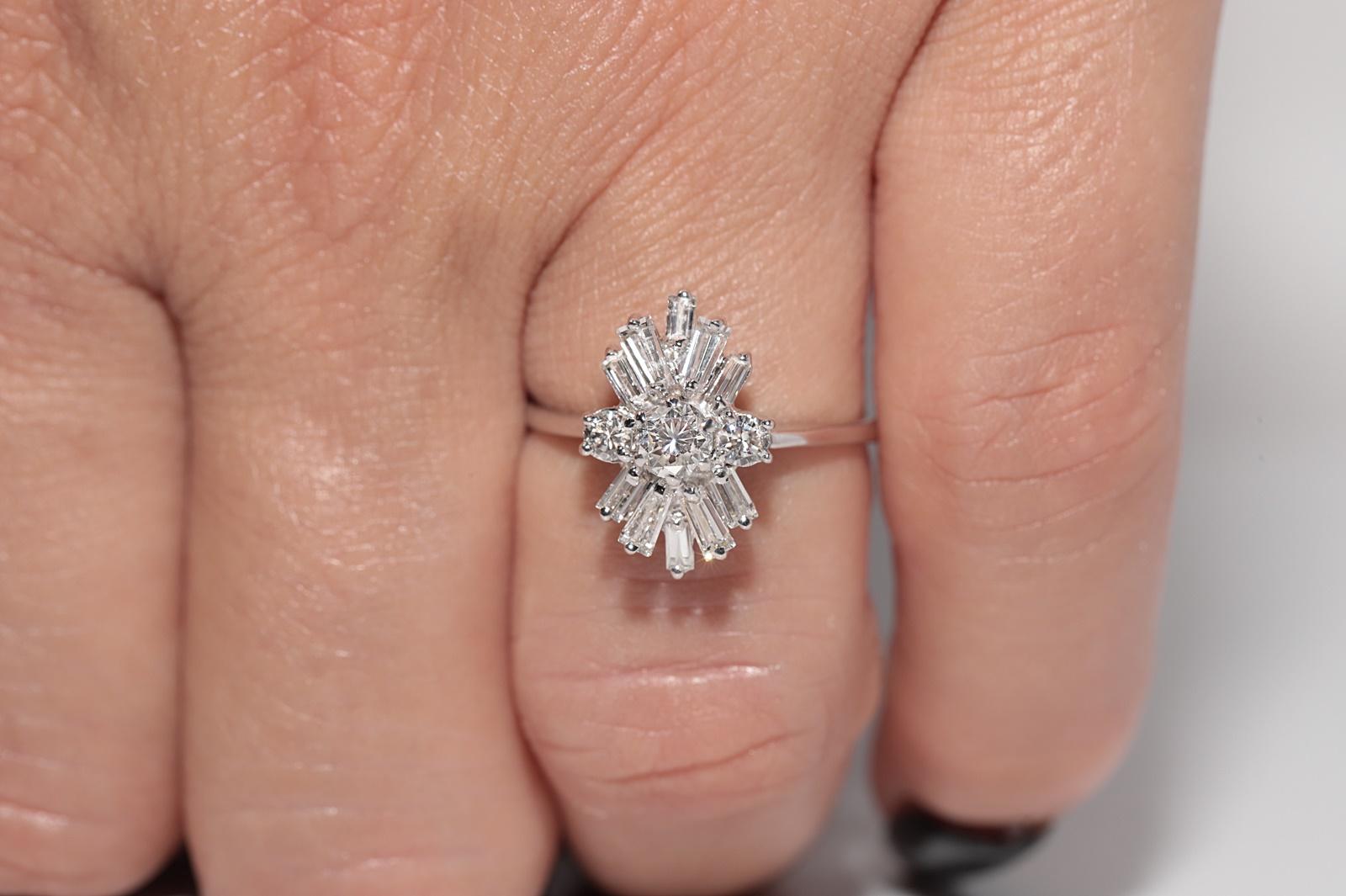 Vintage Circa 1990er Jahre 18k Gold Natürlicher Diamant Dekorierter Navette Ring (Baguetteschliff) im Angebot