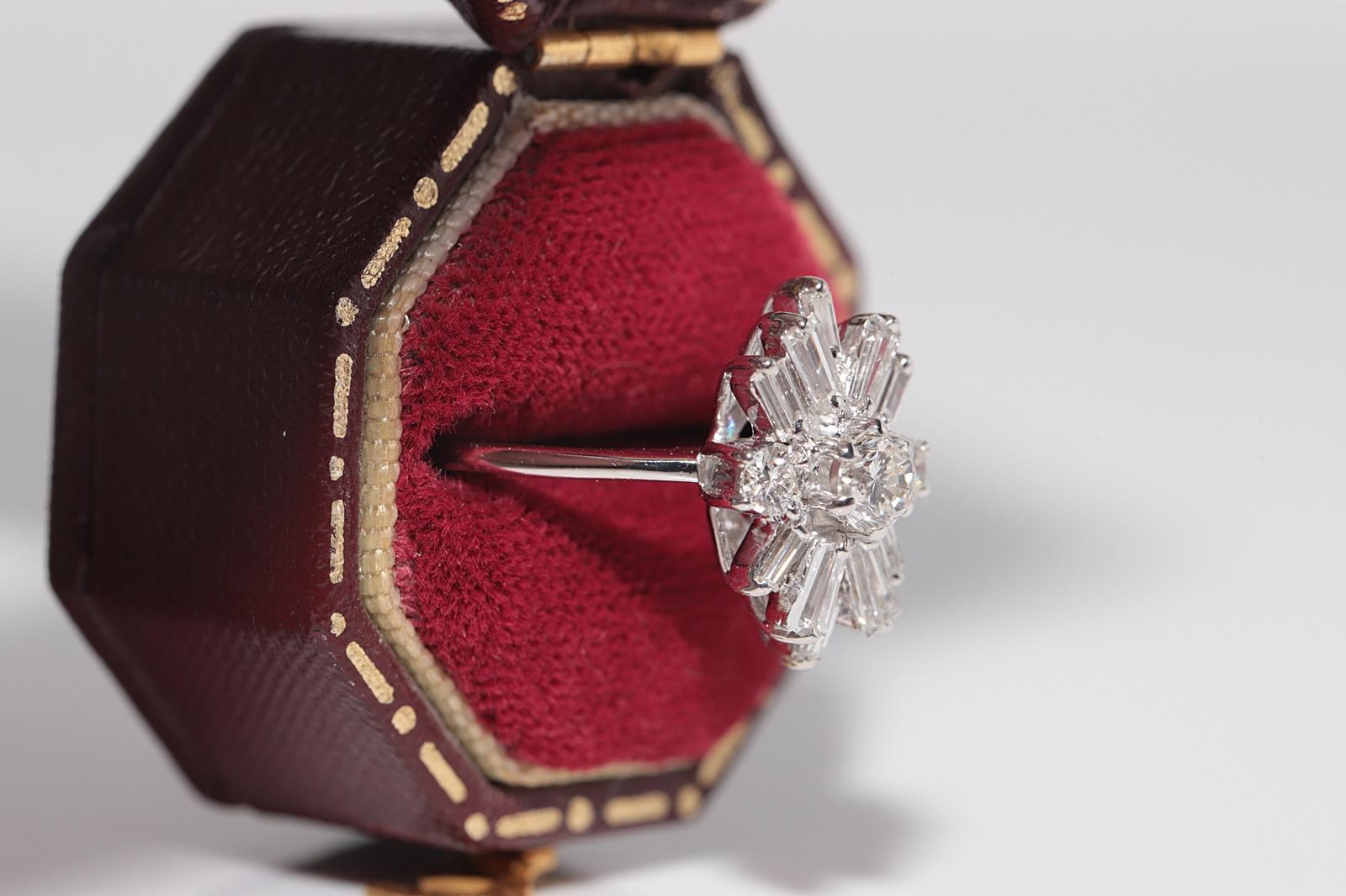 Vintage Circa 1990er Jahre 18k Gold Natürlicher Diamant Dekorierter Navette Ring im Angebot 1