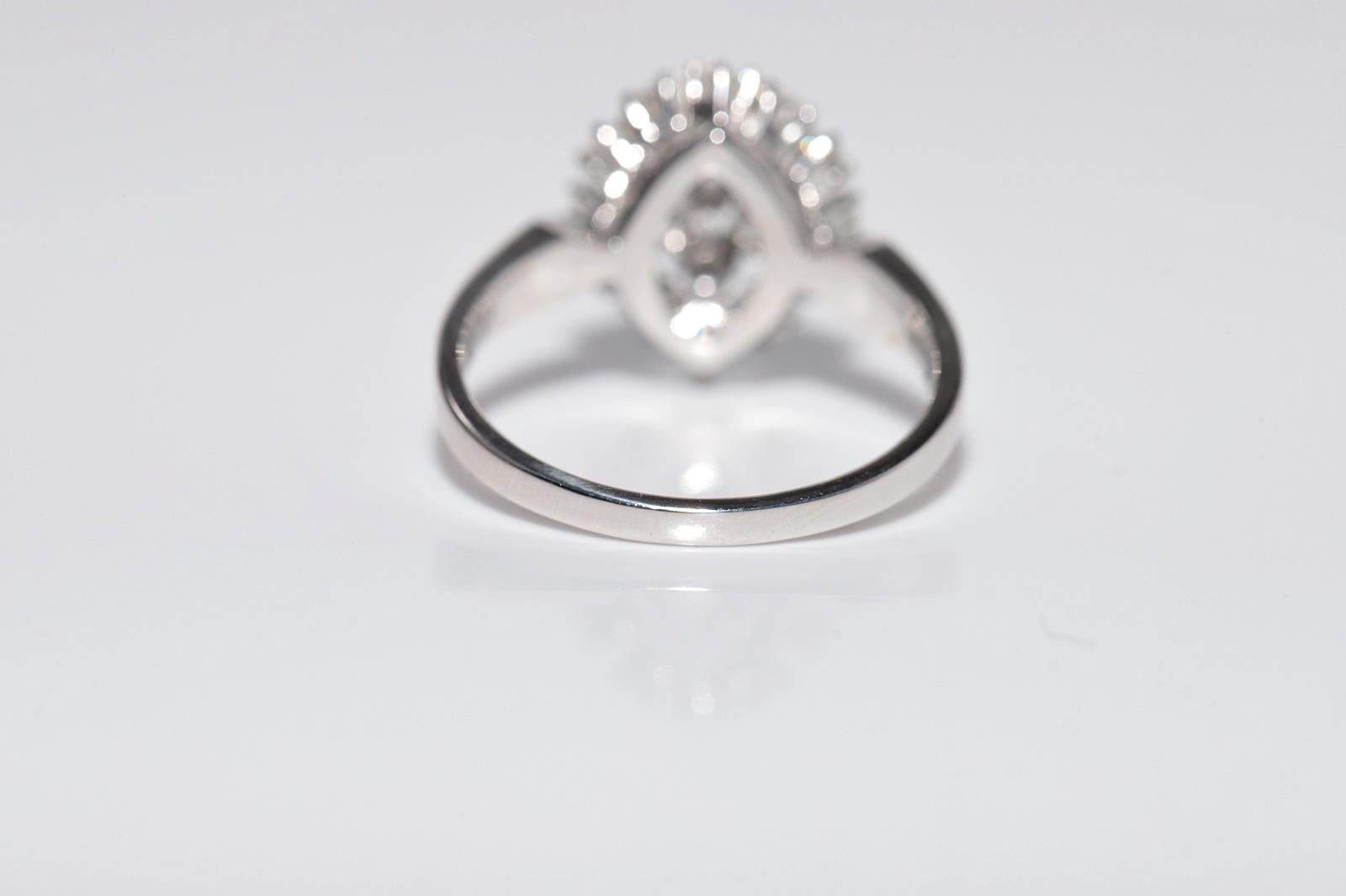 Vintage Circa 1990er Jahre 18k Gold Natürlicher Diamant Dekorierter Navette Ring im Angebot 3
