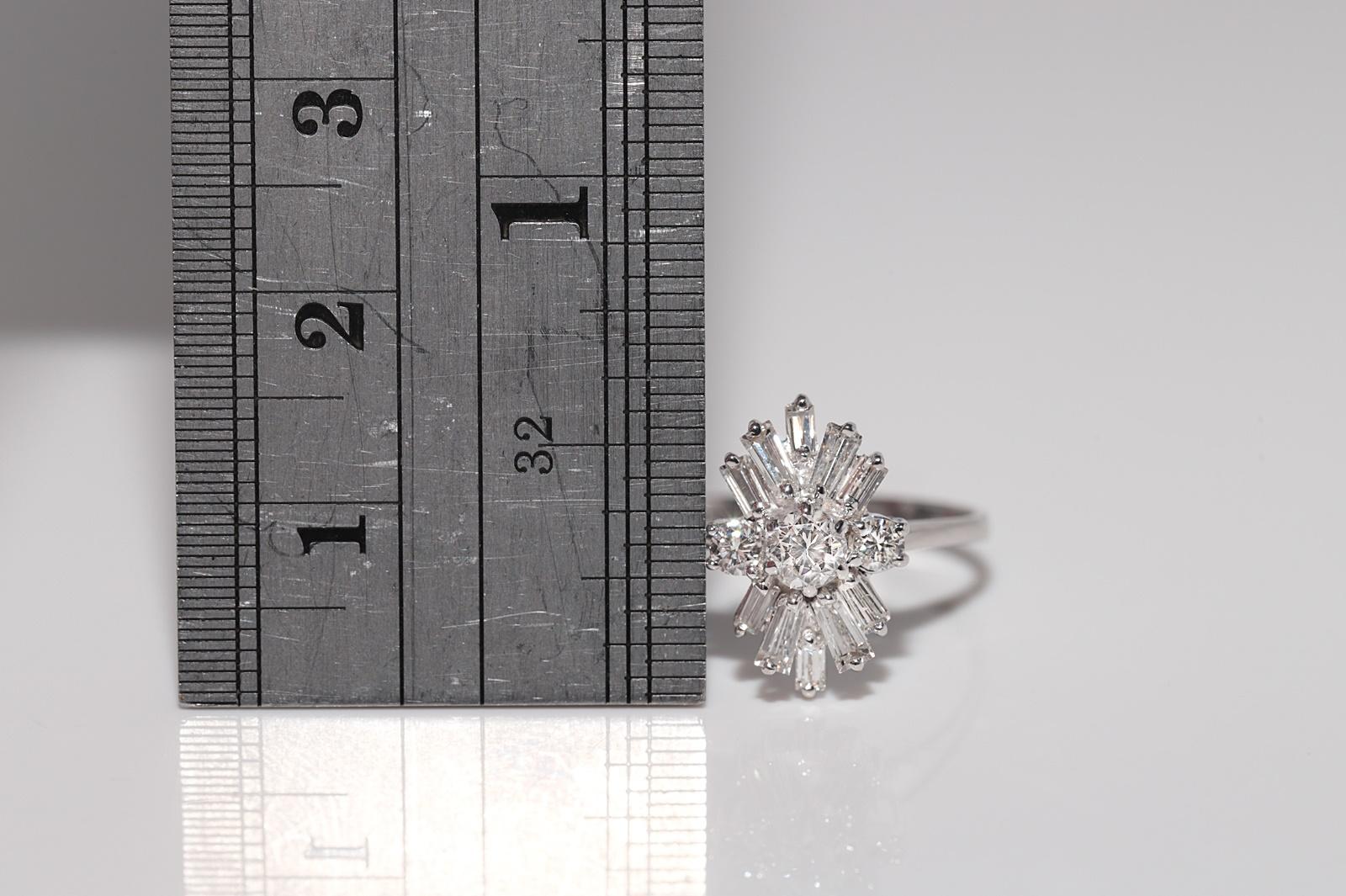 Vintage Circa 1990er Jahre 18k Gold Natürlicher Diamant Dekorierter Navette Ring im Angebot 3