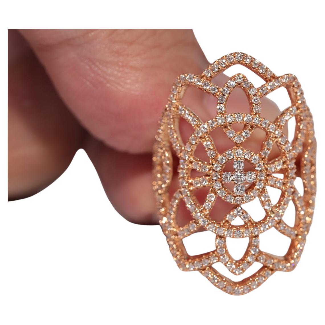Vintage Circa 1990er Jahre 18k Gold Natürlicher Diamant Dekorierter Navette Ring im Angebot