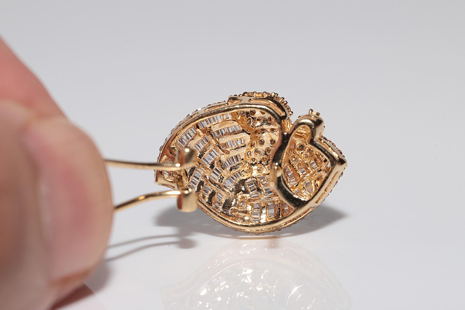 Vintage Circa 1990er Jahre 18k Gold Natürlicher Diamant Dekoriert Omega Back Ohrring, Vintage im Angebot 4
