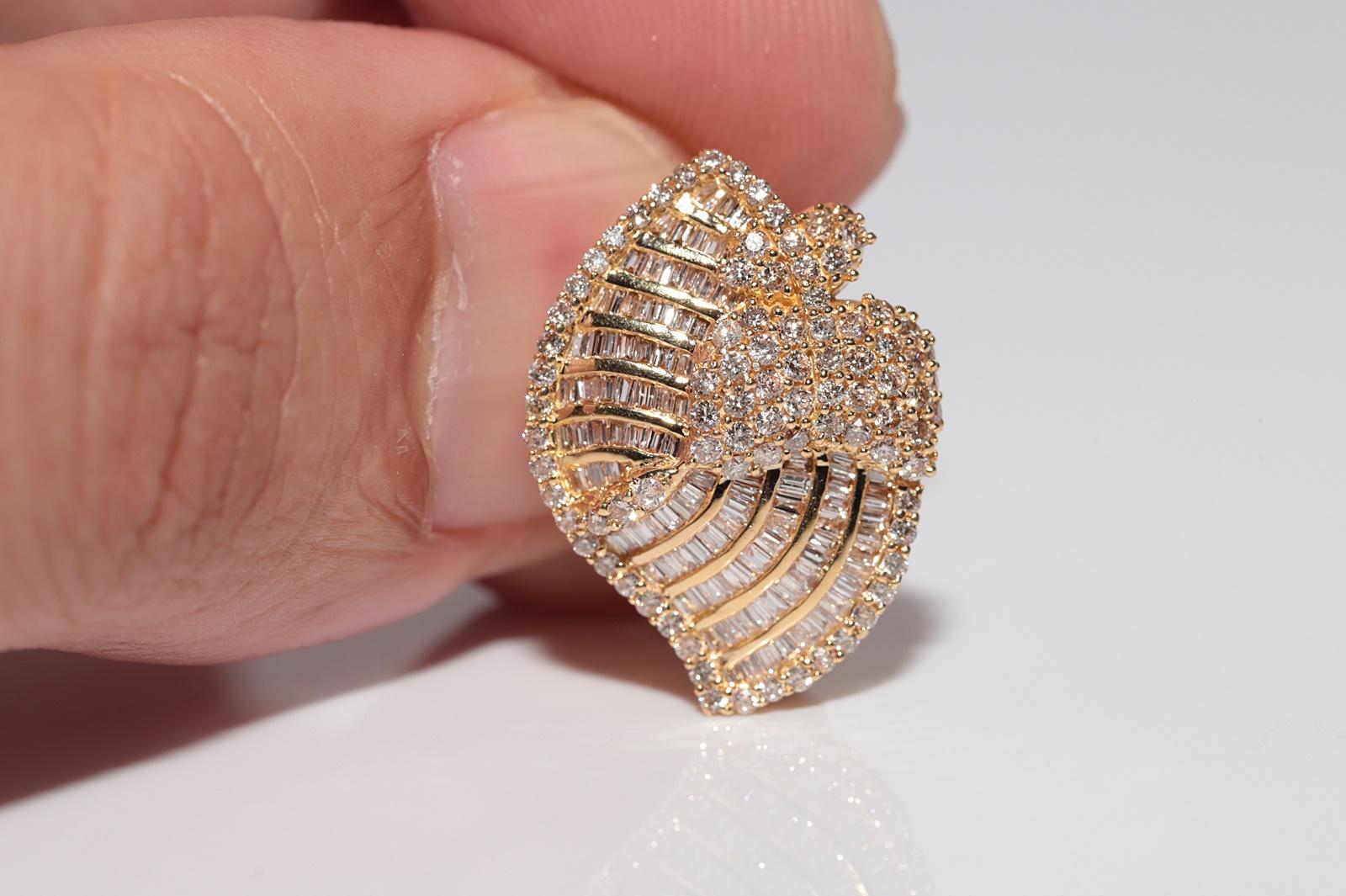 Vintage Circa 1990er Jahre 18k Gold Natürlicher Diamant Dekoriert Omega Back Ohrring, Vintage im Angebot 5