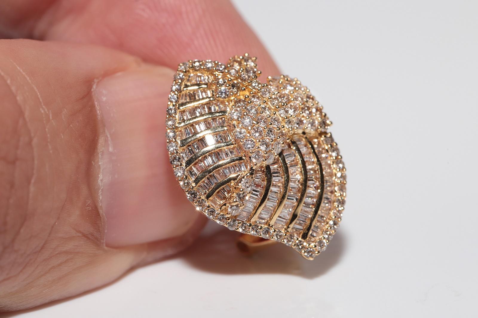 Vintage Circa 1990er Jahre 18k Gold Natürlicher Diamant Dekoriert Omega Back Ohrring, Vintage im Angebot 6