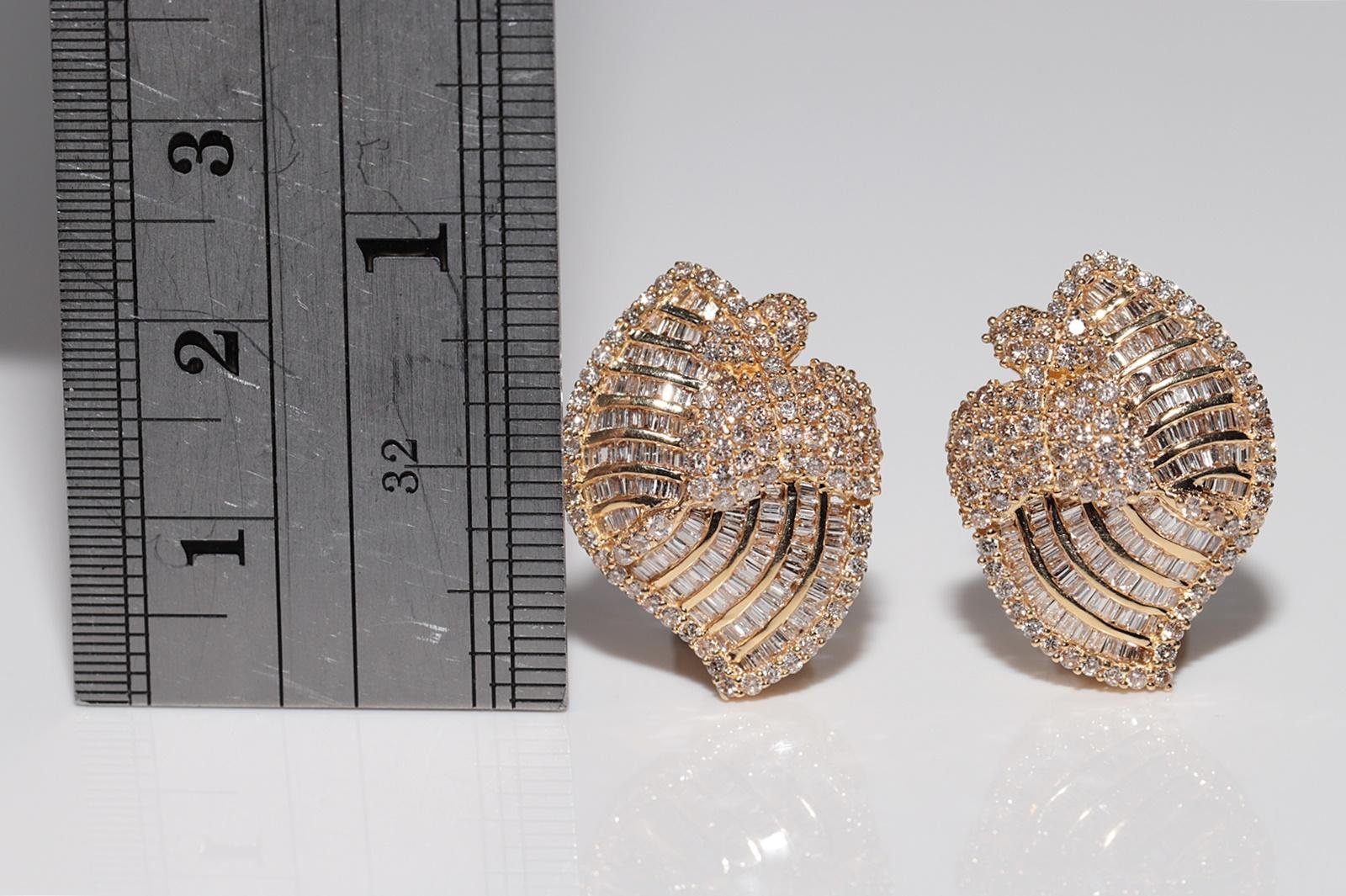 Vintage Circa 1990er Jahre 18k Gold Natürlicher Diamant Dekoriert Omega Back Ohrring, Vintage (Retro) im Angebot