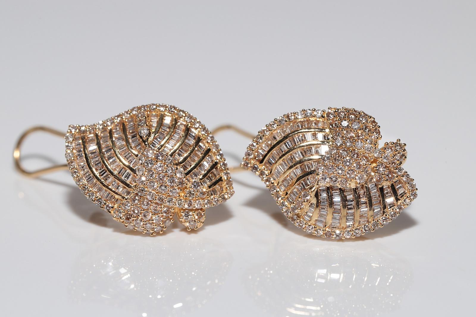 Vintage Circa 1990er Jahre 18k Gold Natürlicher Diamant Dekoriert Omega Back Ohrring, Vintage (Brillantschliff) im Angebot