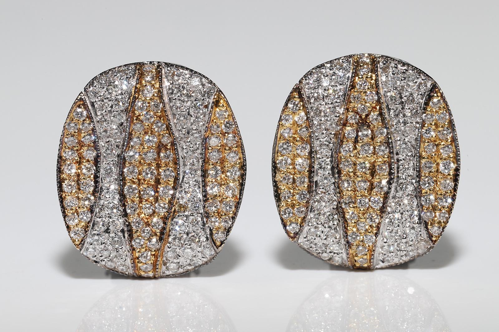 Vintage Circa 1990s 18k Gold Natural Diamond Decorated Omega Back Earring In Good Condition For Sale In Fatih/İstanbul, 34