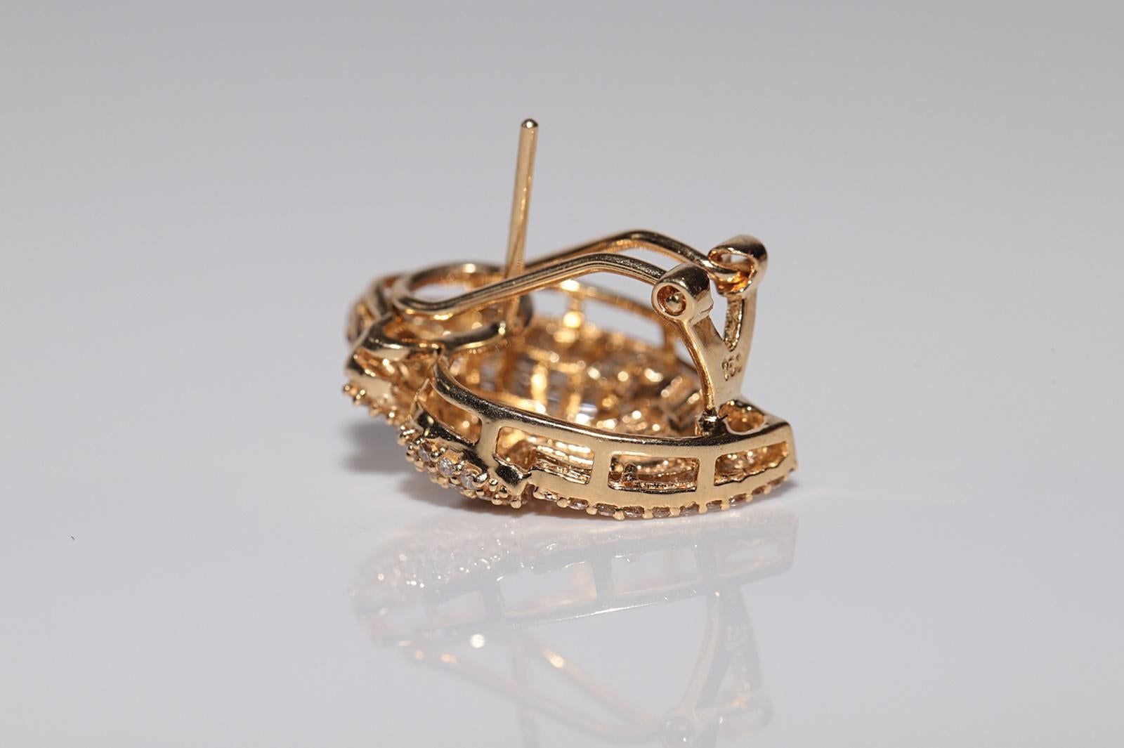 Vintage Circa 1990er Jahre 18k Gold Natürlicher Diamant Dekoriert Omega Back Ohrring, Vintage im Angebot 2