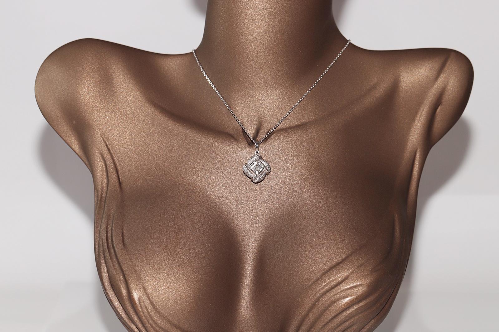 In sehr gutem Zustand.
Das Gesamtgewicht beträgt 8.7 Gramm.
Insgesamt ist Diamant 0,70 ct.
Der Diamant hat die Farbe G-H-I-J und die Reinheit vvs-vs.
Die Gesamtlänge der Kette beträgt 45 cm.
Bitte kontaktieren Sie uns bei Fragen.