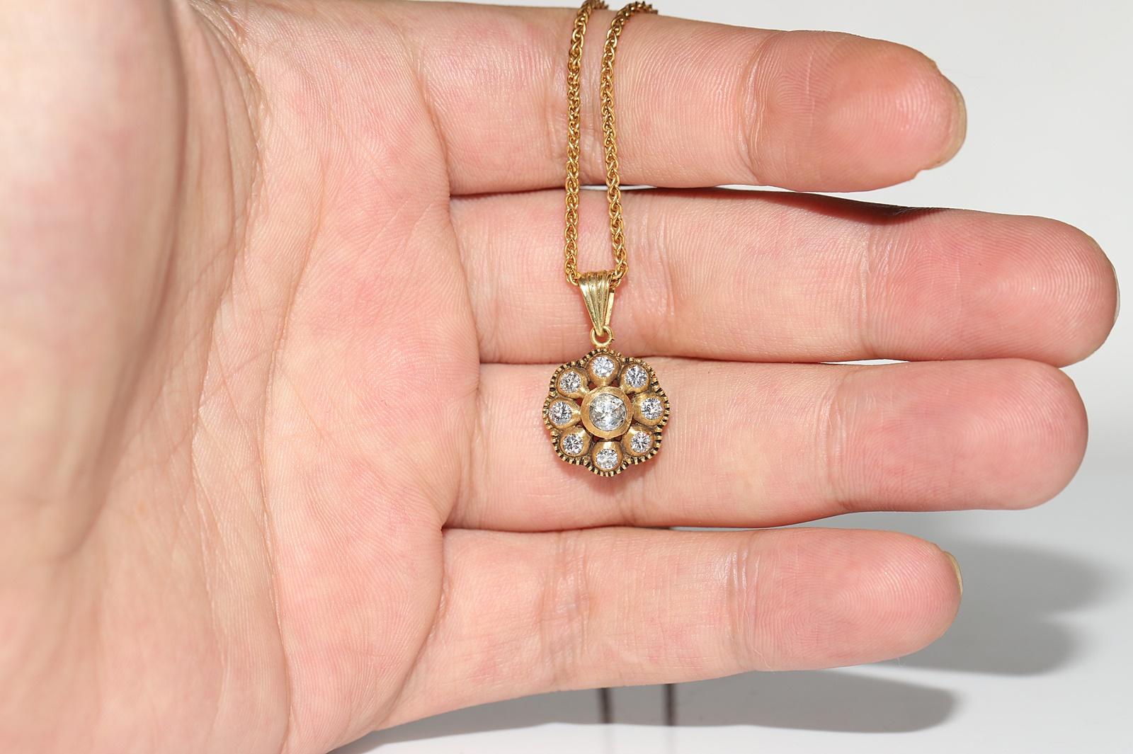 Vintage Circa 1990s 18k Gold Natural Diamond Decorated Pendant Necklace  For Sale 2