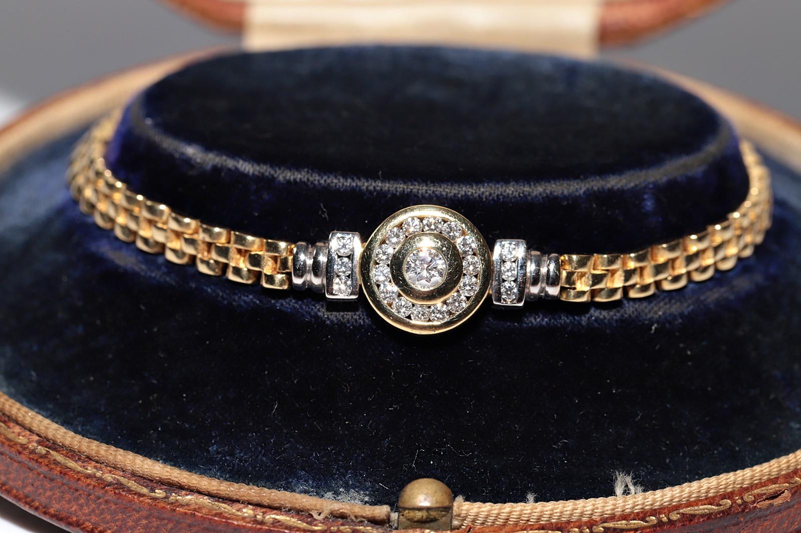 In ottime condizioni.
Il peso totale è di 18,6 grammi.
Totalmente è un diamante da 0,75 ct.
Il diamante ha colore G-H e purezza vvs-vs.
La lunghezza totale del bracciale è di 18.5 cm.
La scatola non è inclusa.
Per qualsiasi domanda, contattaci.