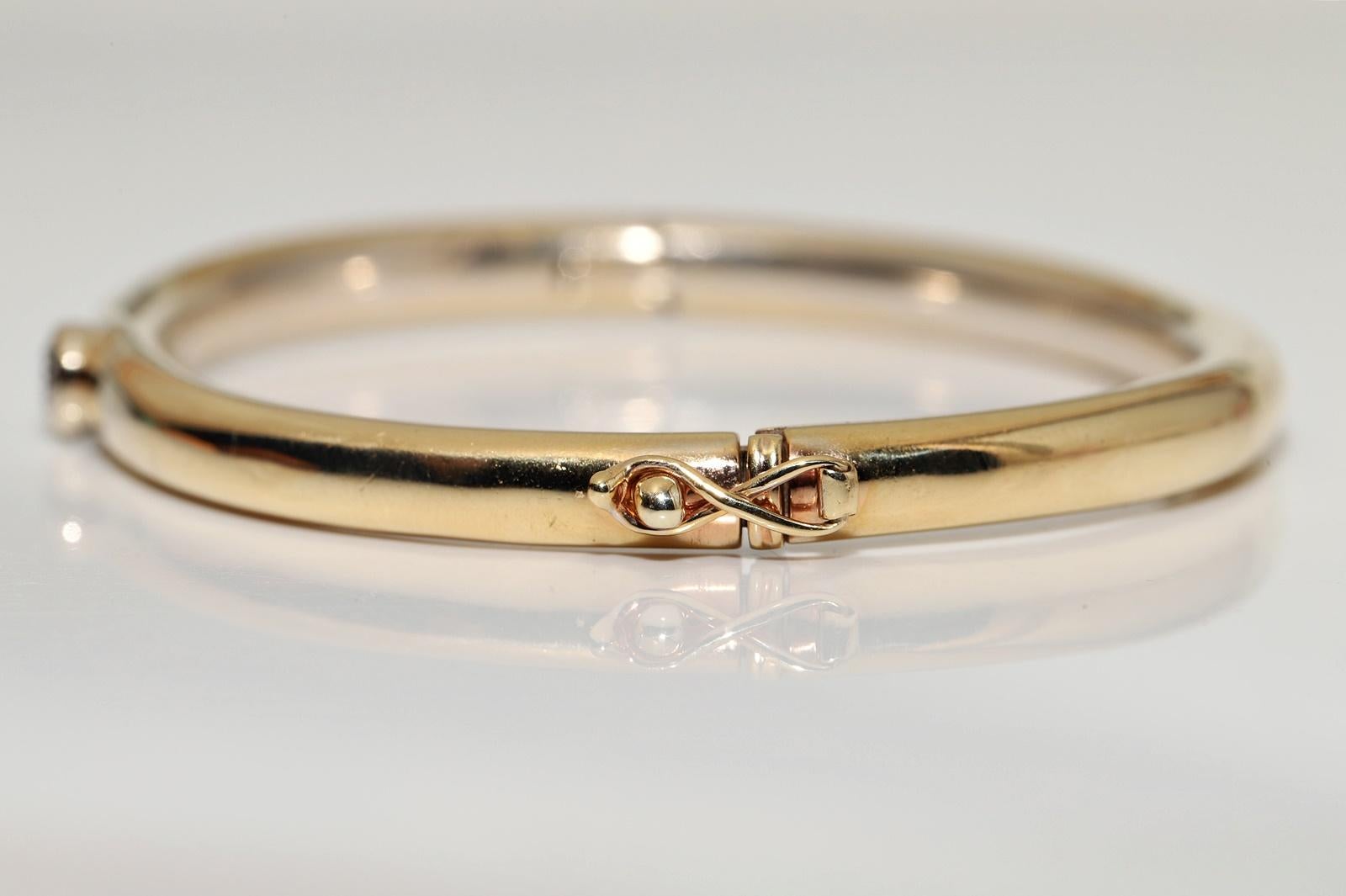 Vintage Circa 1990s 18k Gold Natural Diamond Decorated Solitaire Bangle Bracelet In Good Condition In Fatih/İstanbul, 34