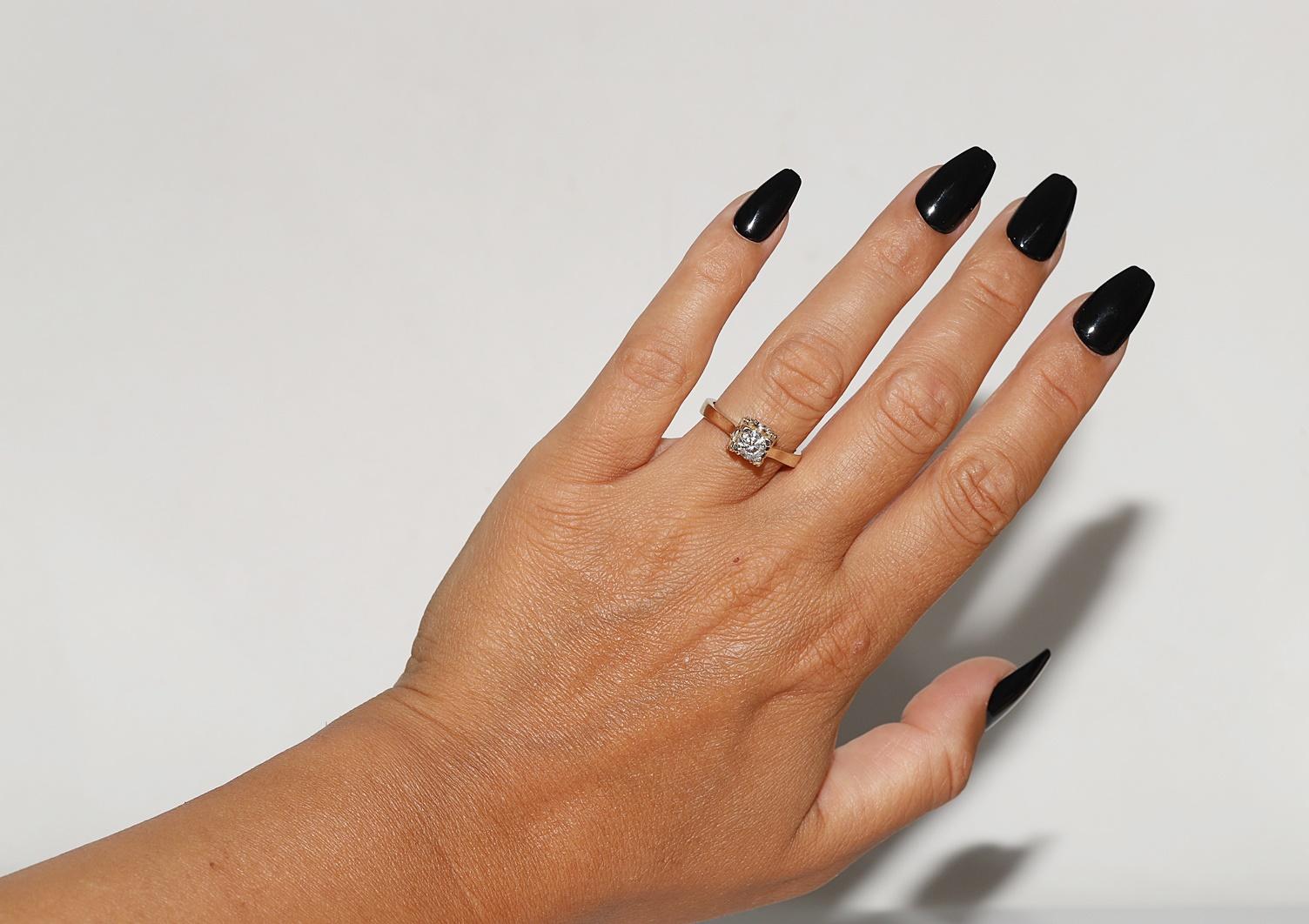 En très bon état.
Le poids total est de 6 grammes.
Le diamant principal est de 0,60 ct.
Le diamant latéral est de 0,20 ct.
Le diamant est de couleur H et de pureté vs.
La taille de la bague est de 7 US
Nous pouvons fabriquer n'importe quelle