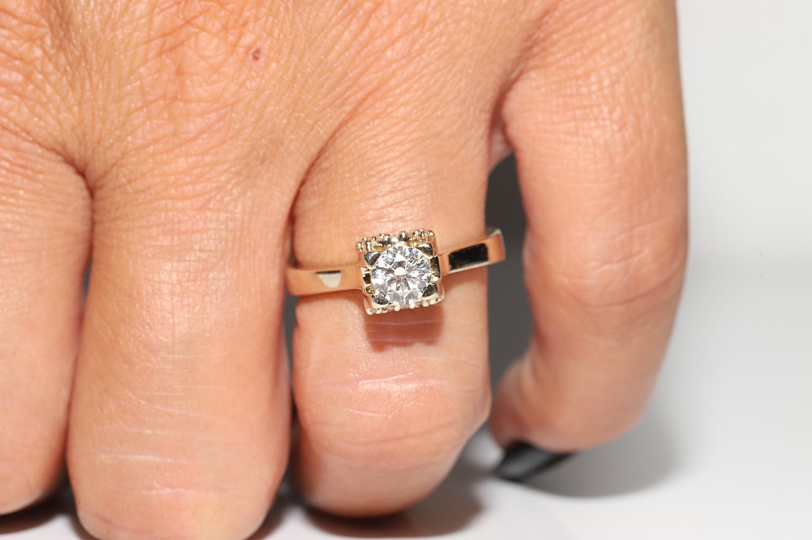 Taille brillant Vintage Circa 1990s Gold 18k Natural Diamond Decorated Solitaire Wedding Ring (anneau de mariage solitaire en or 18k décoré de diamants naturels) en vente
