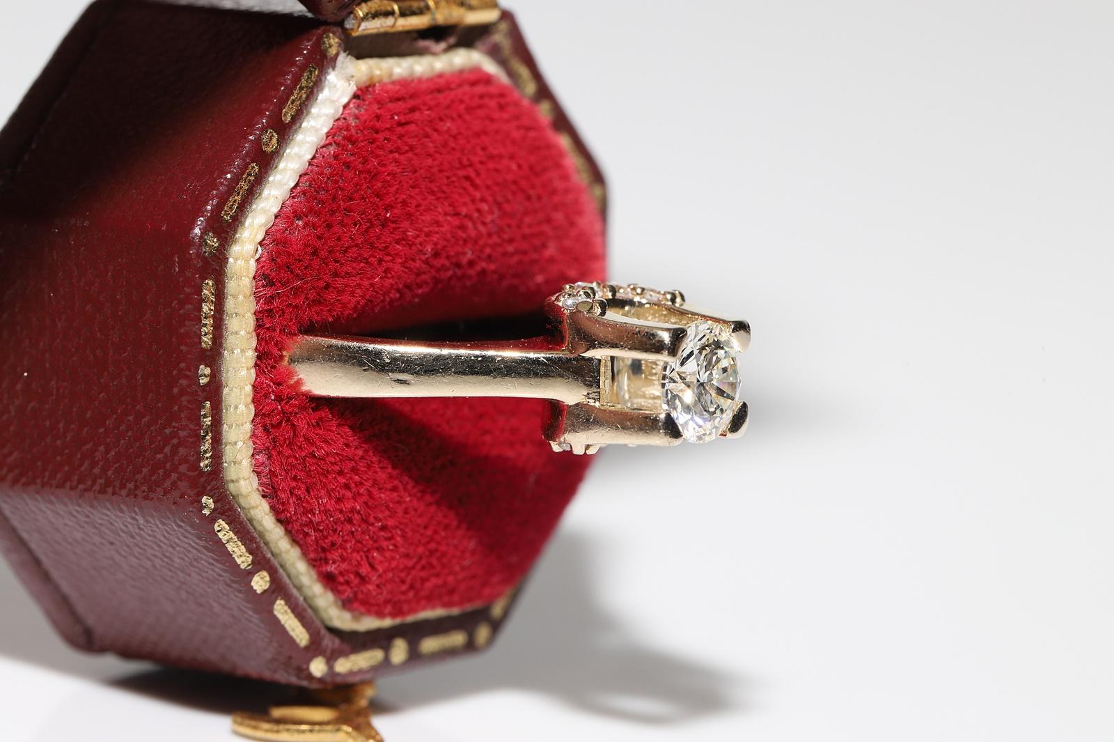 Vintage Circa 1990s Gold 18k Natural Diamond Decorated Solitaire Wedding Ring (anneau de mariage solitaire en or 18k décoré de diamants naturels) en vente 2