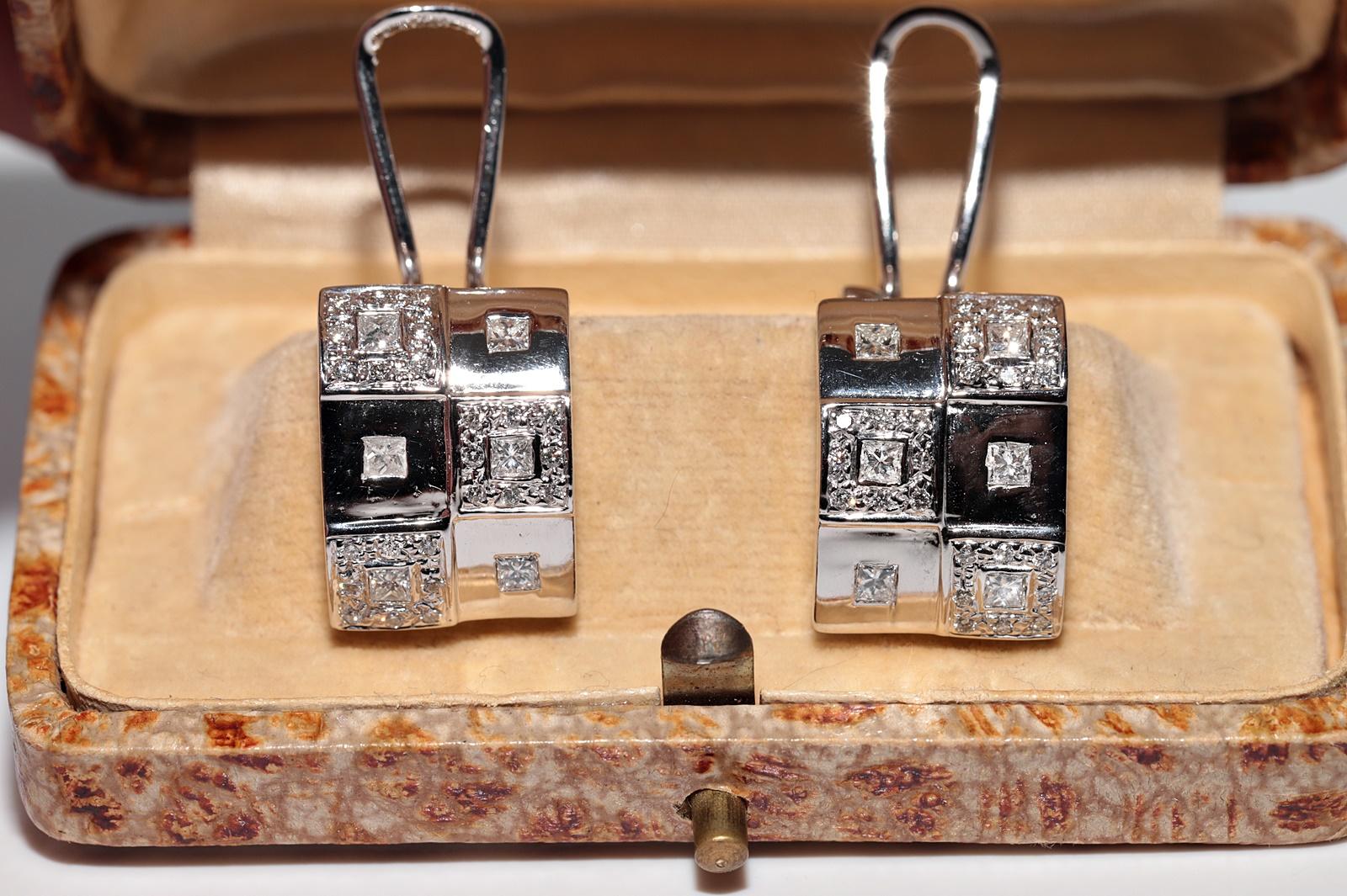 En muy buen estado.
El peso total es de 10,7 gramos.
Totalmente es diamante 1,10 ct.
El diamante es de color G-H y claridad vs.
La caja no está incluida.
Ponte en contacto para cualquier pregunta.