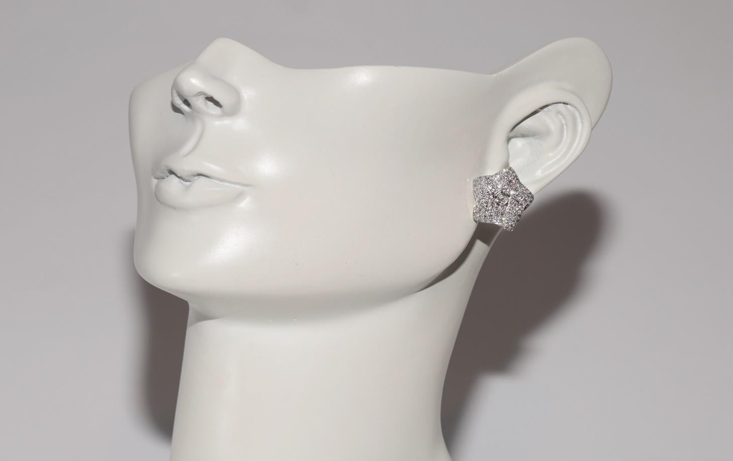 Vintage Circa 1990er Jahre 18k Gold Natürlicher Diamant Dekorierter Star Style Ohrring im Sternstil im Angebot 11